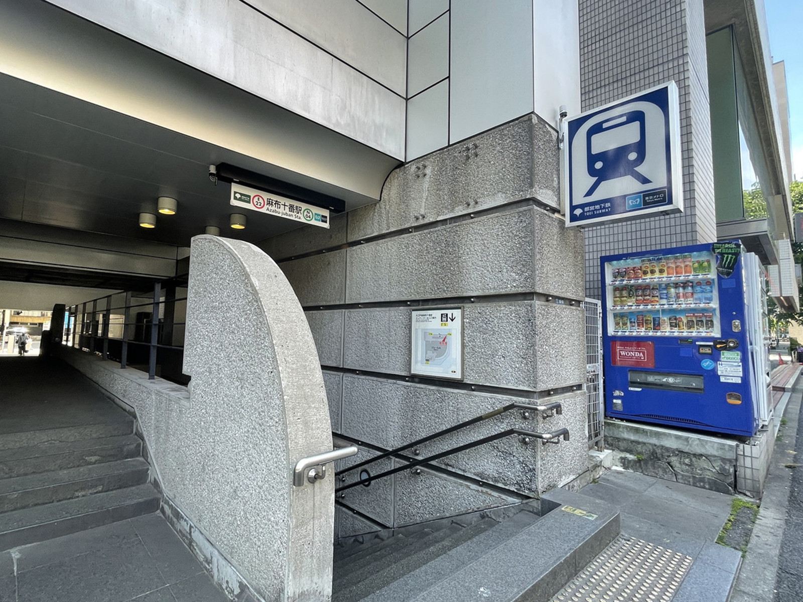 最寄りの「麻布十番駅」