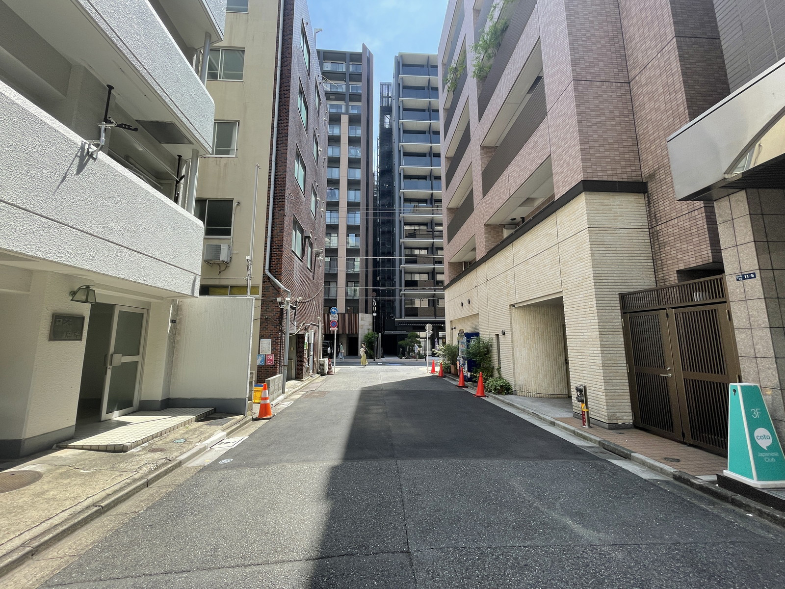 麻布新和ビル前面の通り