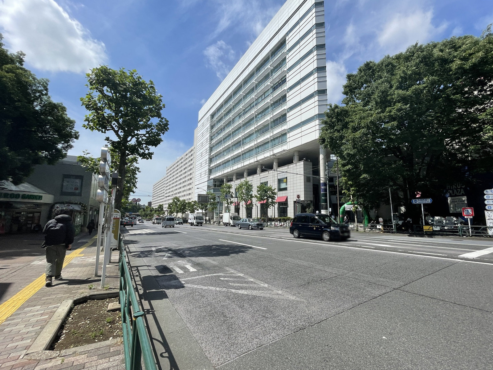 広尾プラザ前面の通り