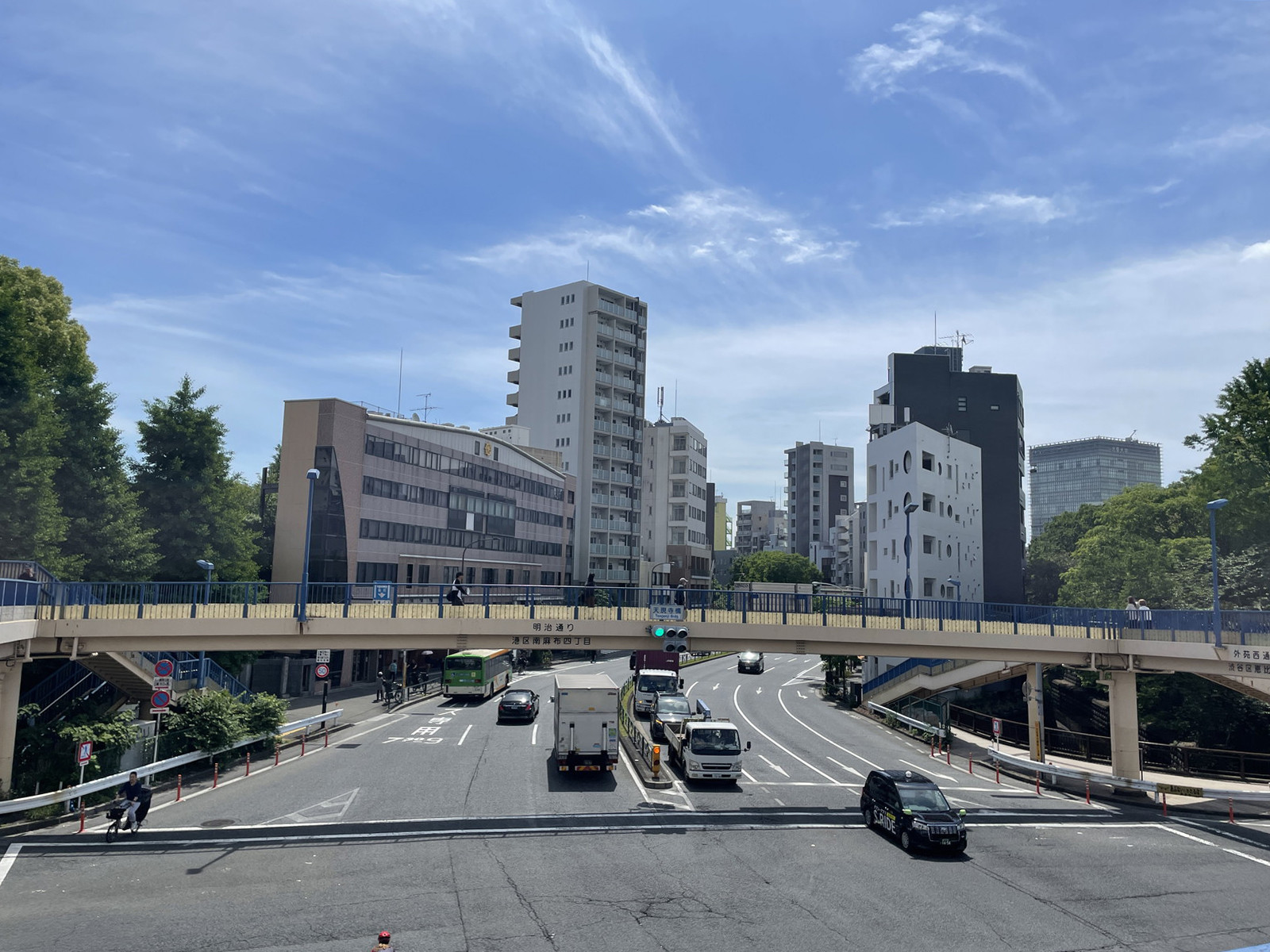 Barbizon72前面の明治通り
