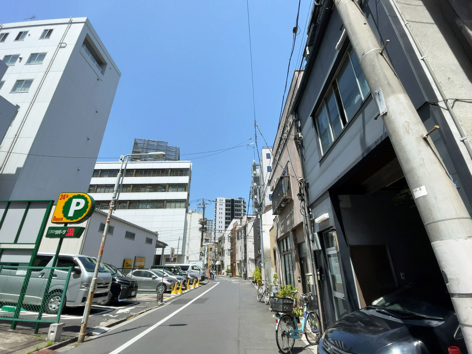 アーバンアートビル前面の通り