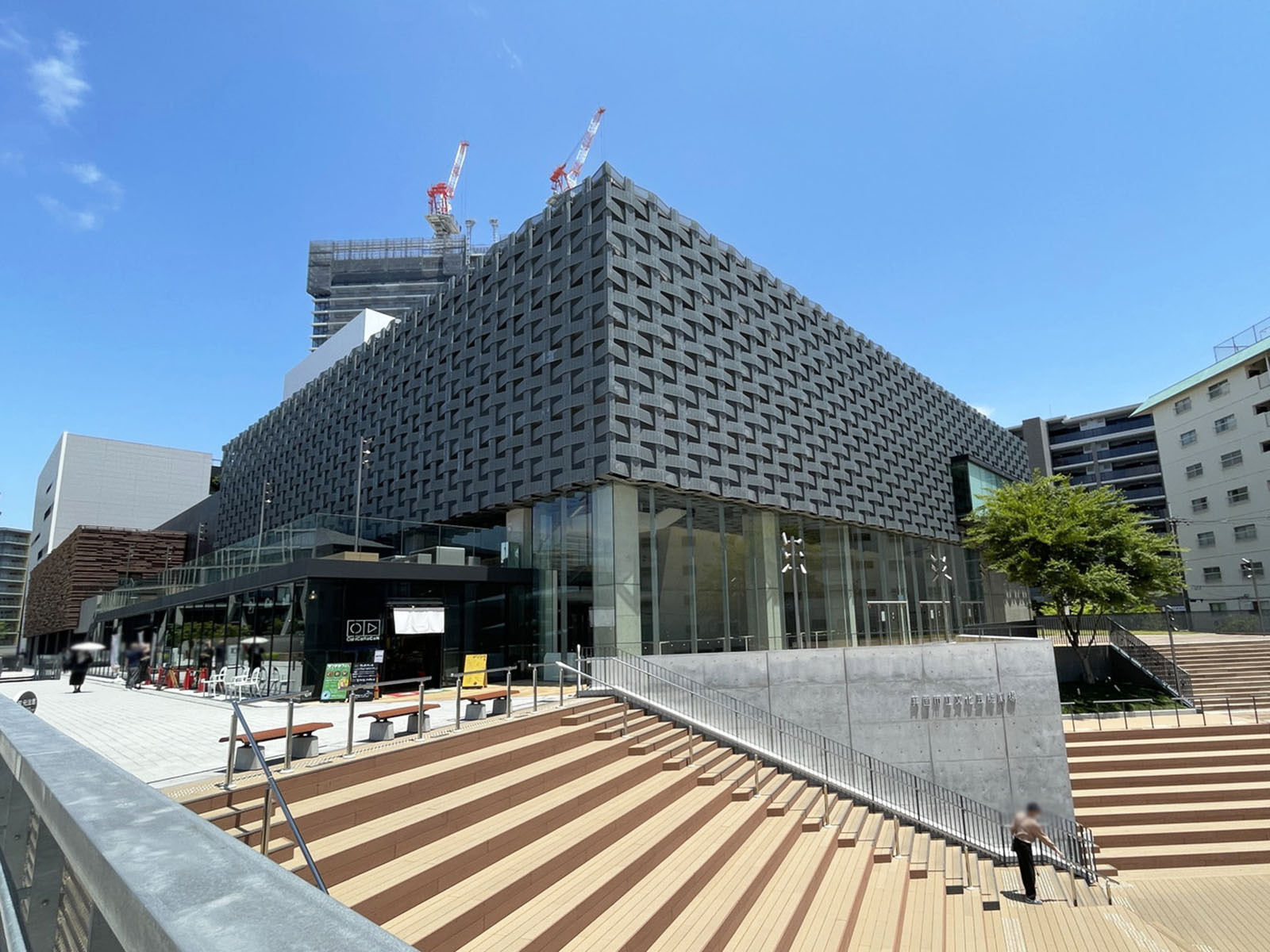 近くの箕面市立文化芸能劇場