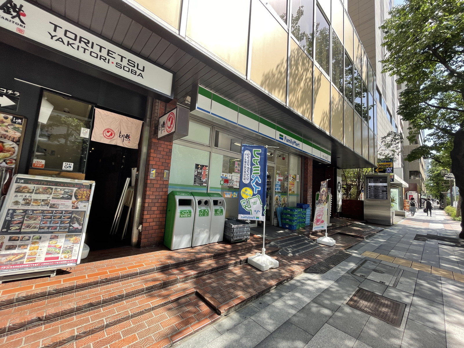 徒歩2分のファミリーマート市ヶ谷店
