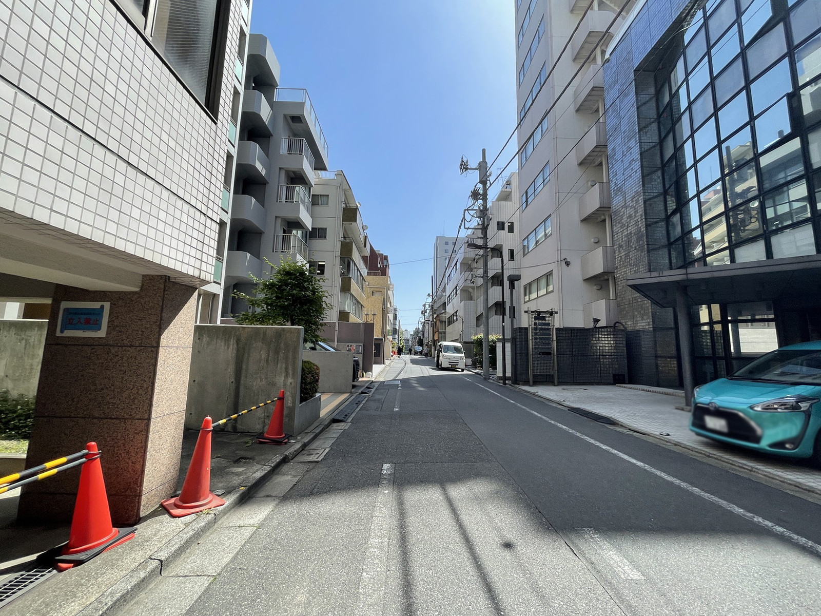 アビスタ市ヶ谷ビル前面の通り