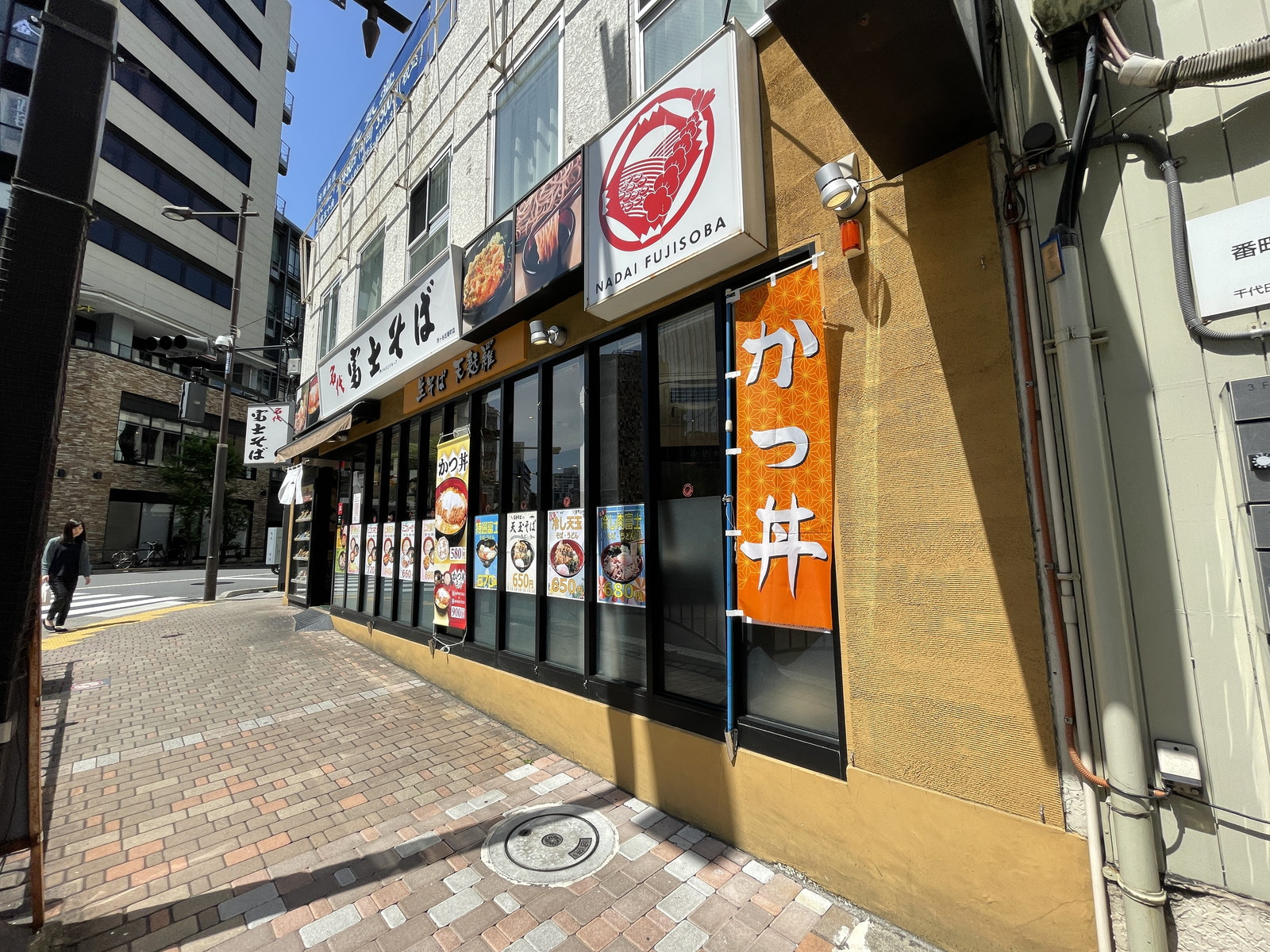 周辺には飲食店が点在
