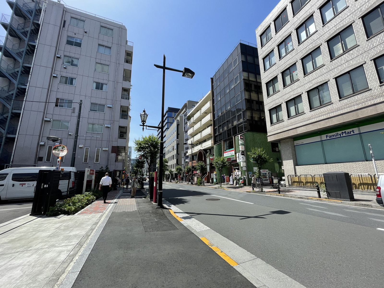 テシコ六番町ビル前面の通り