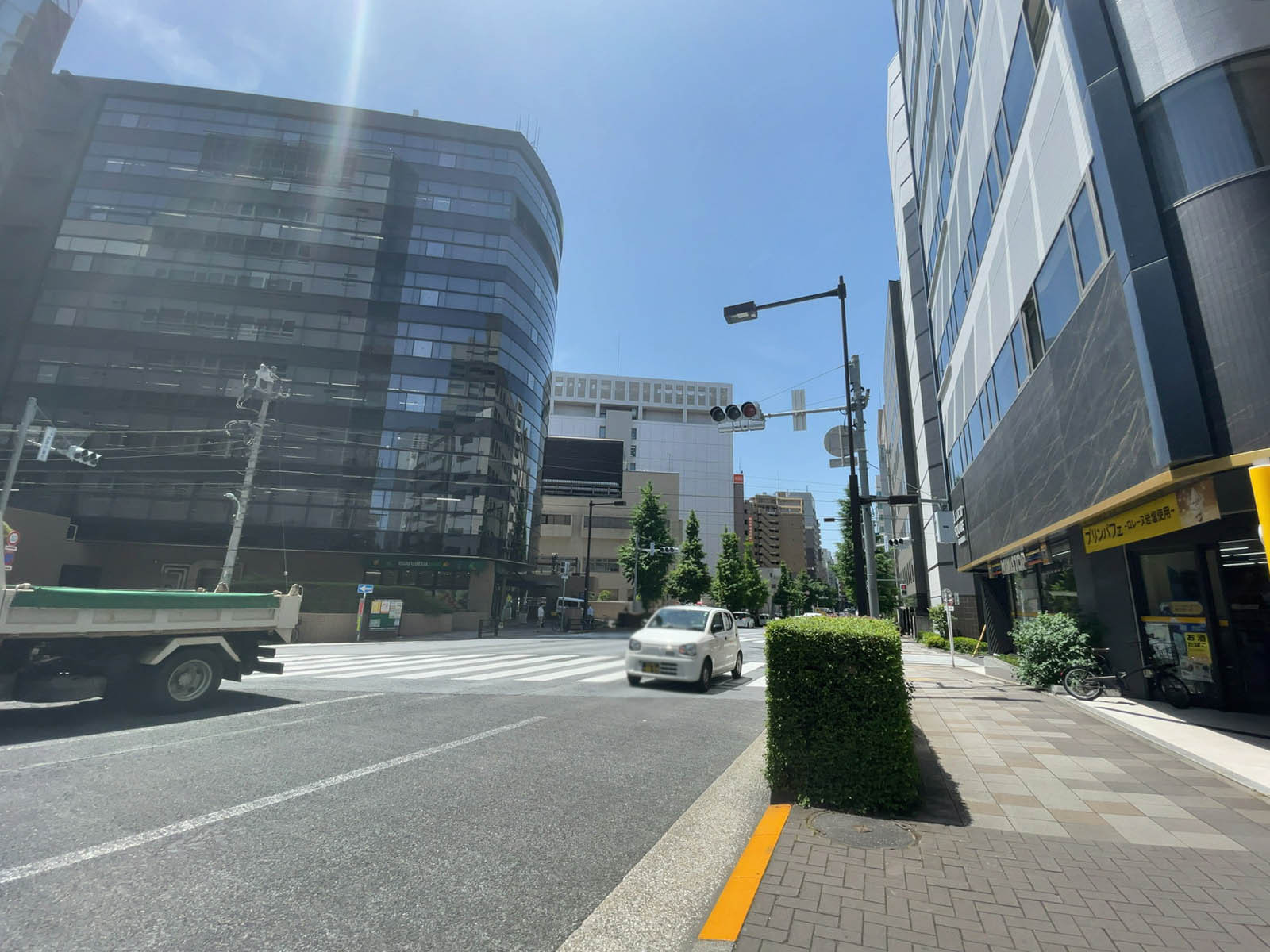 明産新川シティビル前面の通り
