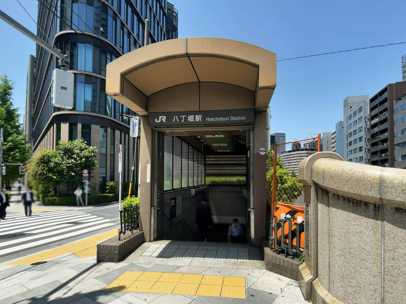 最寄りの「八丁堀駅」