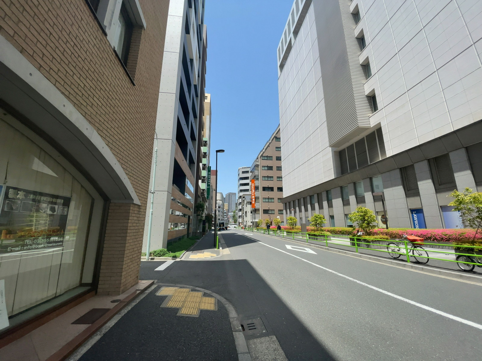 坂田ビル前面の通り
