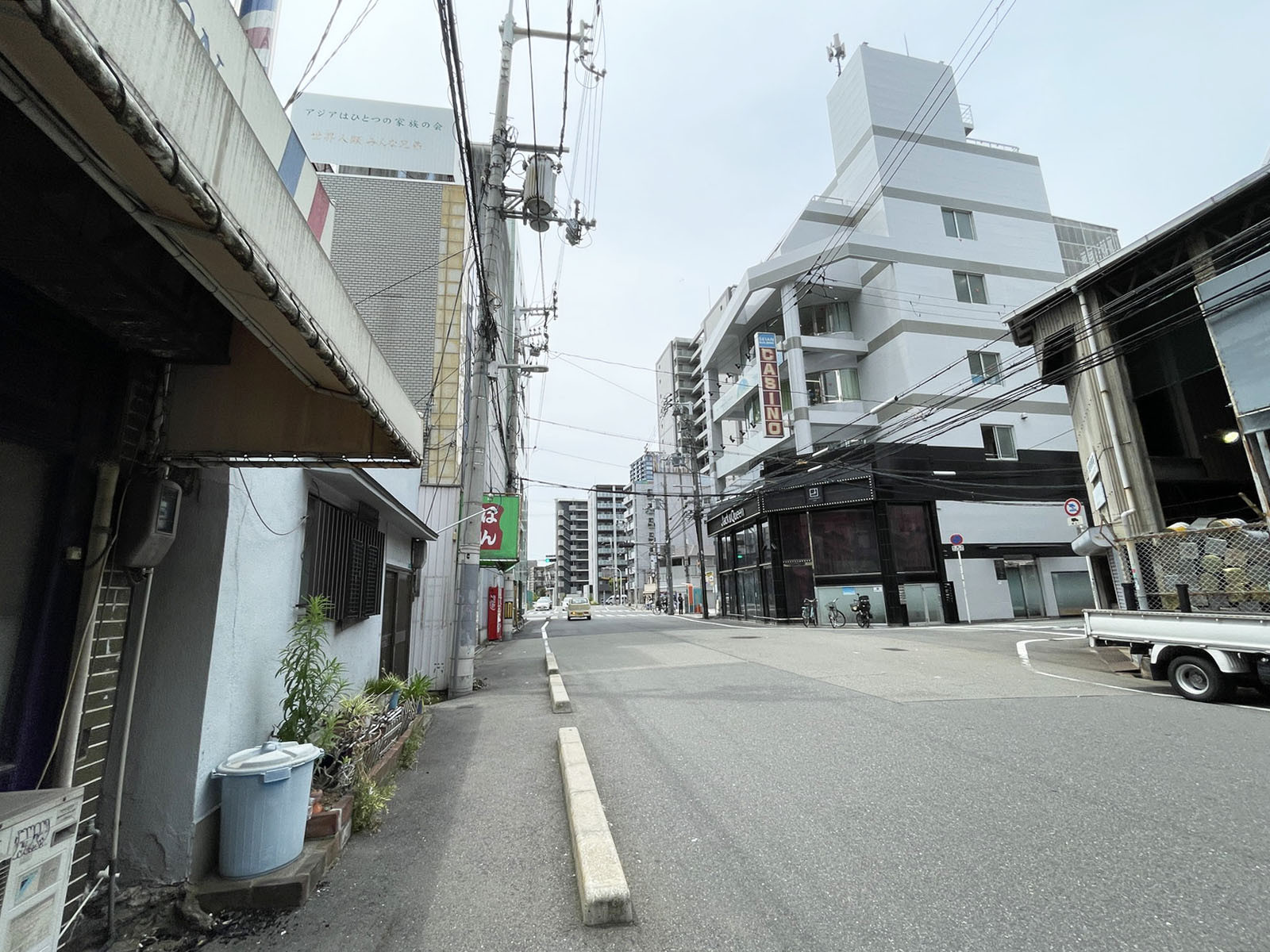 難波中2丁目一棟ビル前面の通り