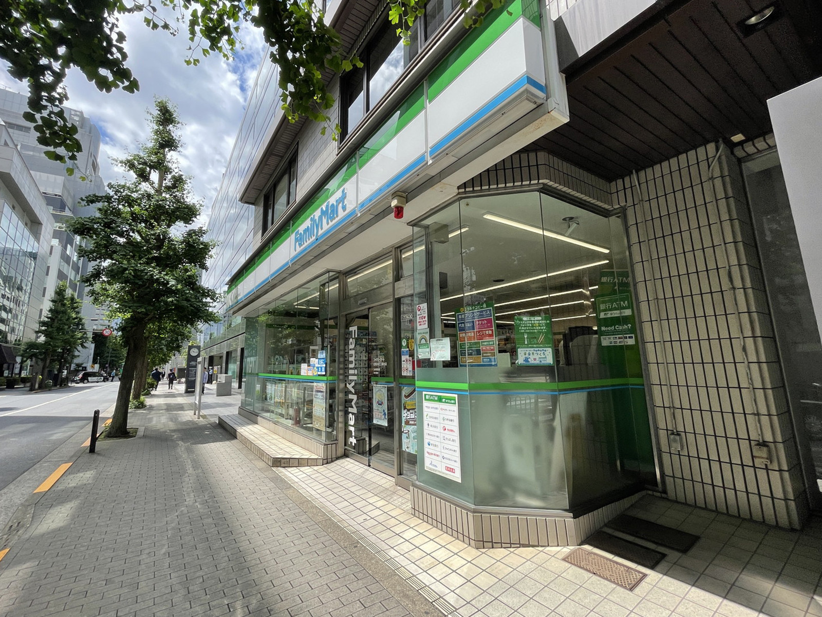 徒歩1分のファミリーマート紀尾井町三番地店