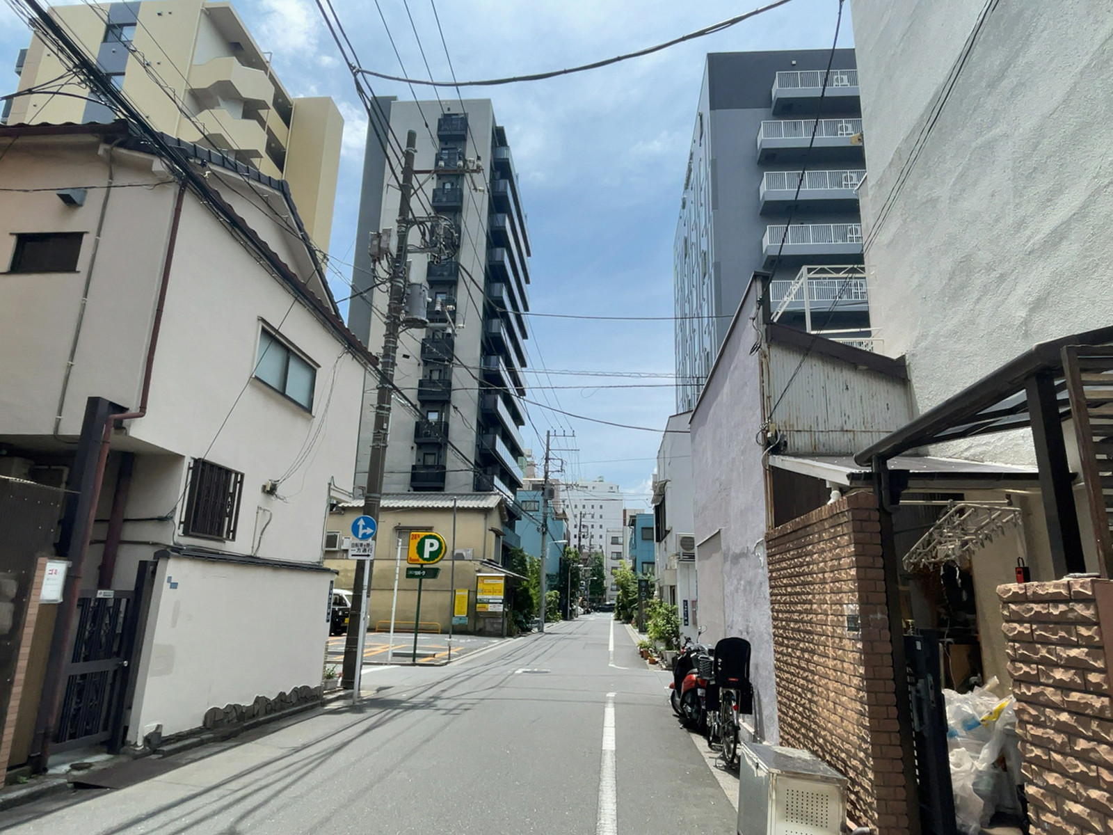 オークマンション前面の馬道通り