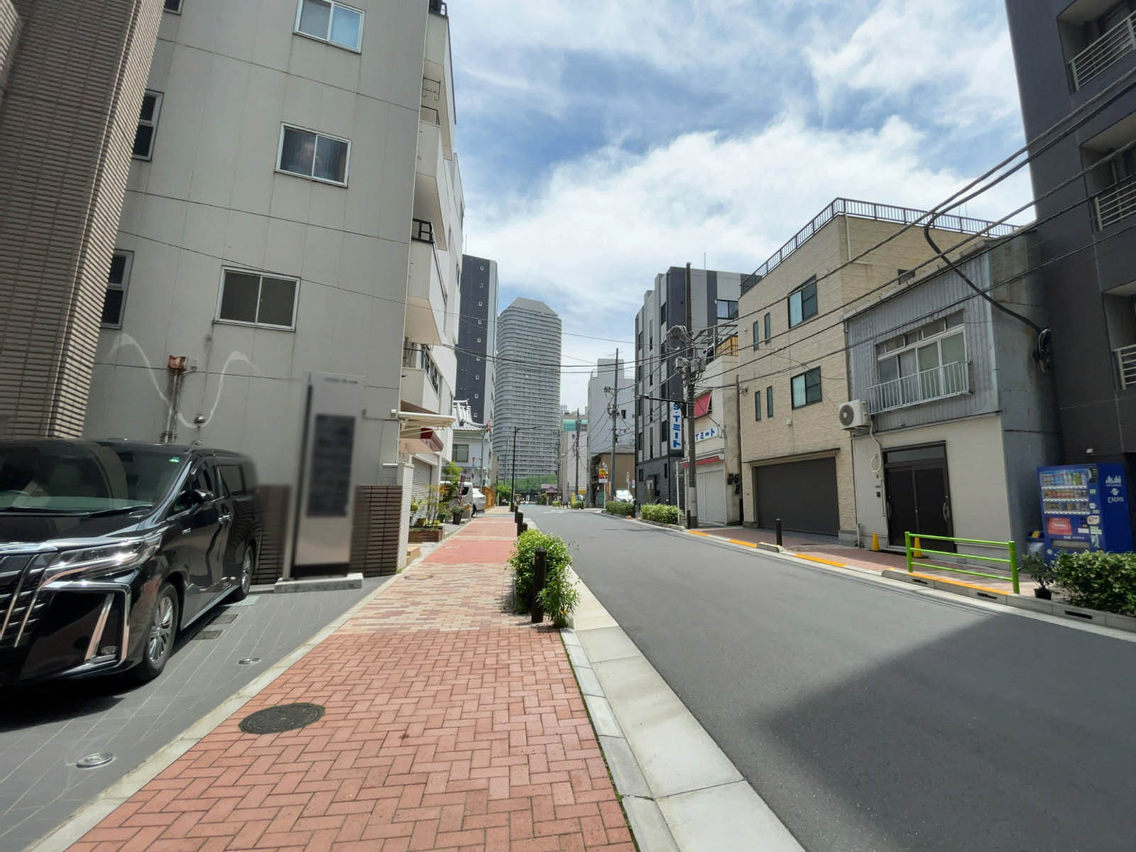 IXOSビル前面の通り