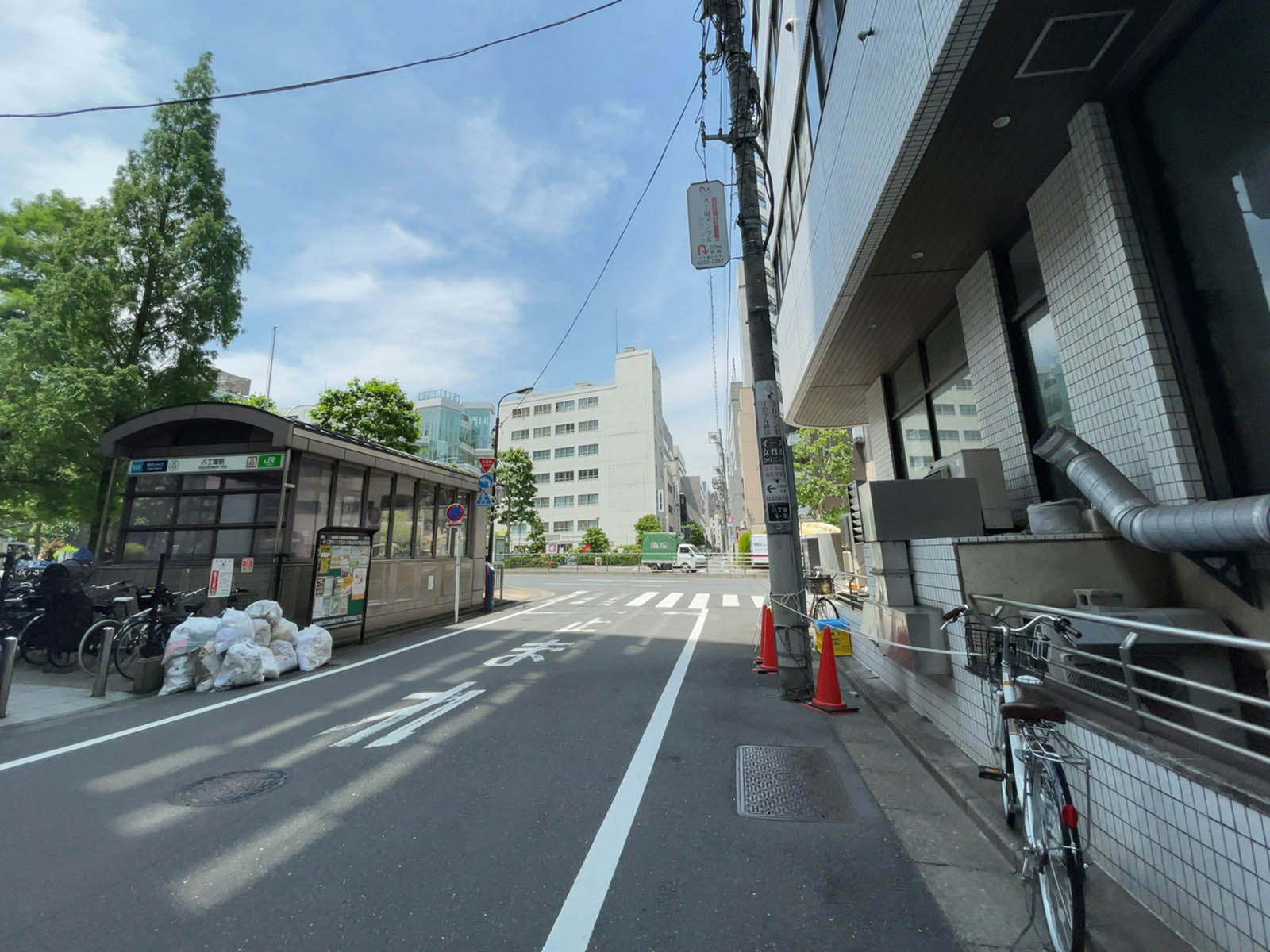 RBM八丁堀駅前ビル前面の通り