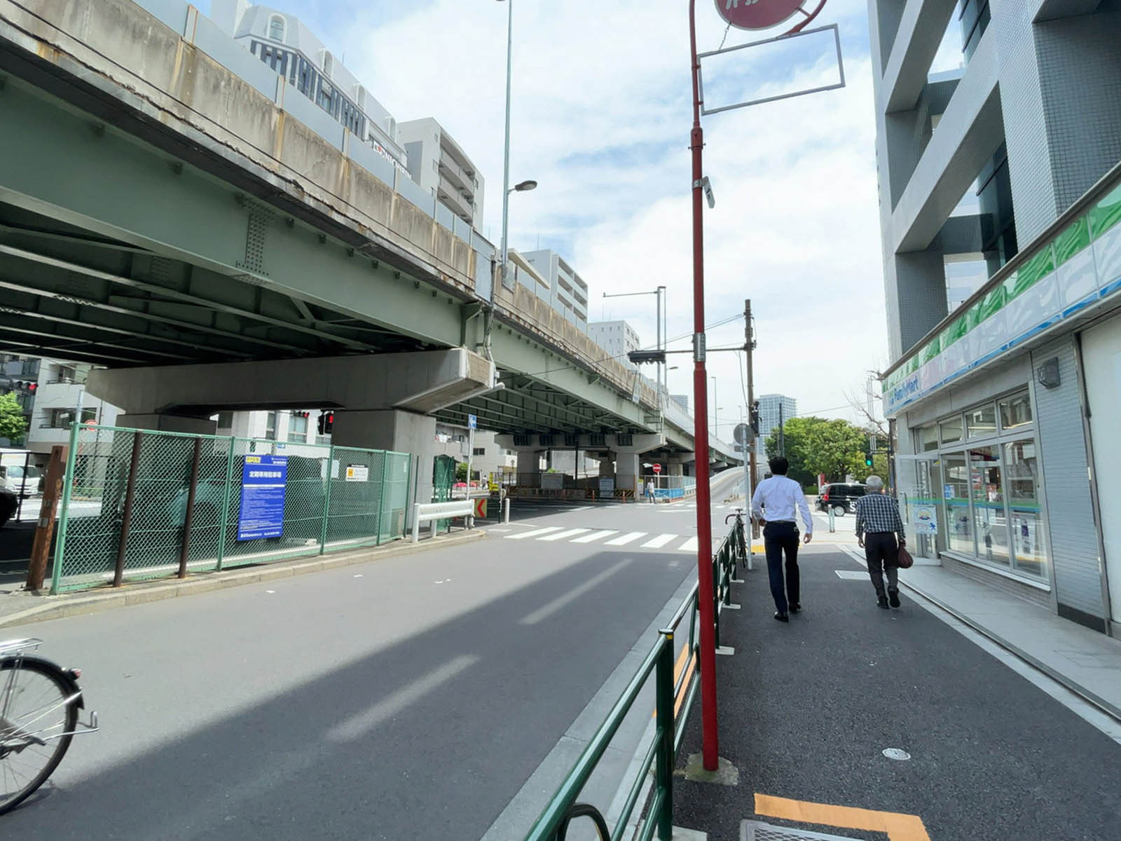 新明ビル前面の通り