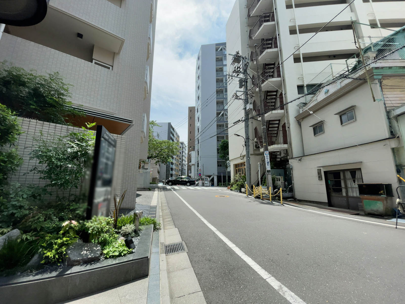 八丁堀エイトビル前面の通り