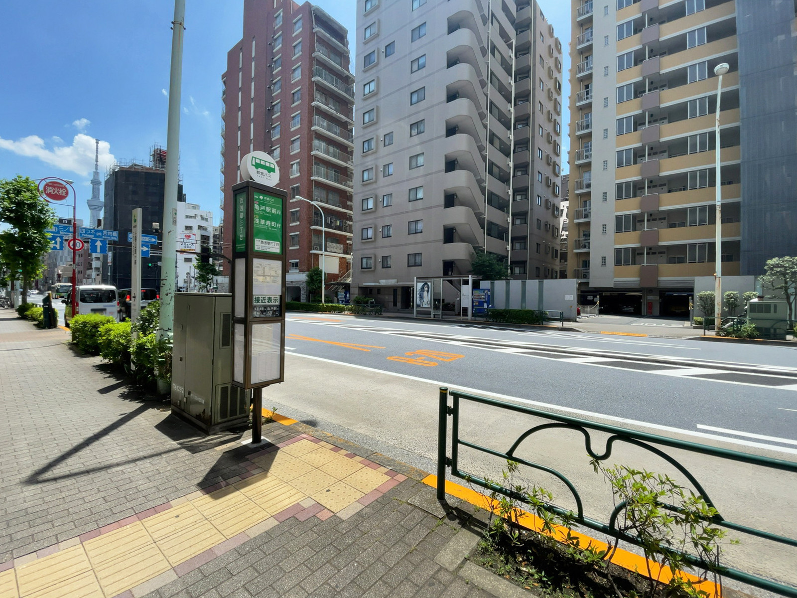 ビル前のバス停「西浅草三丁目」