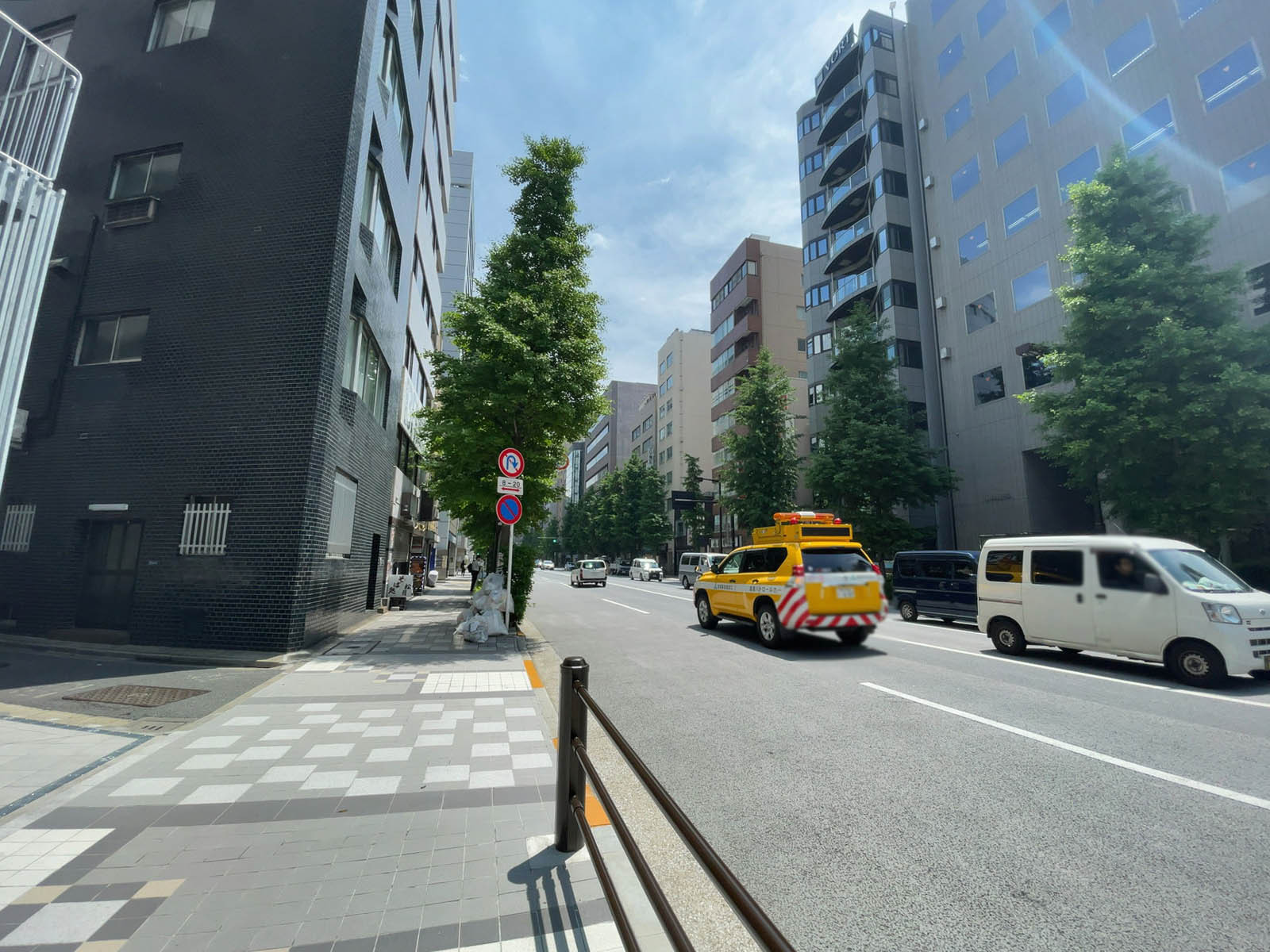 合人社東京八丁堀ビル前面の通り
