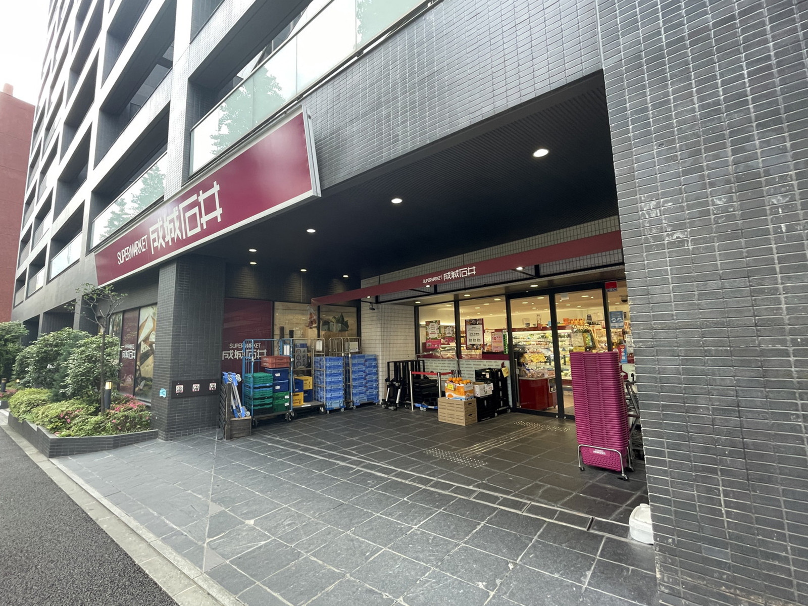 徒歩3分の成城石井 西麻布店