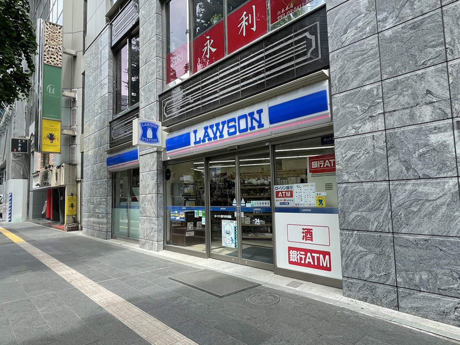 徒歩2分のローソン 港六本木通店