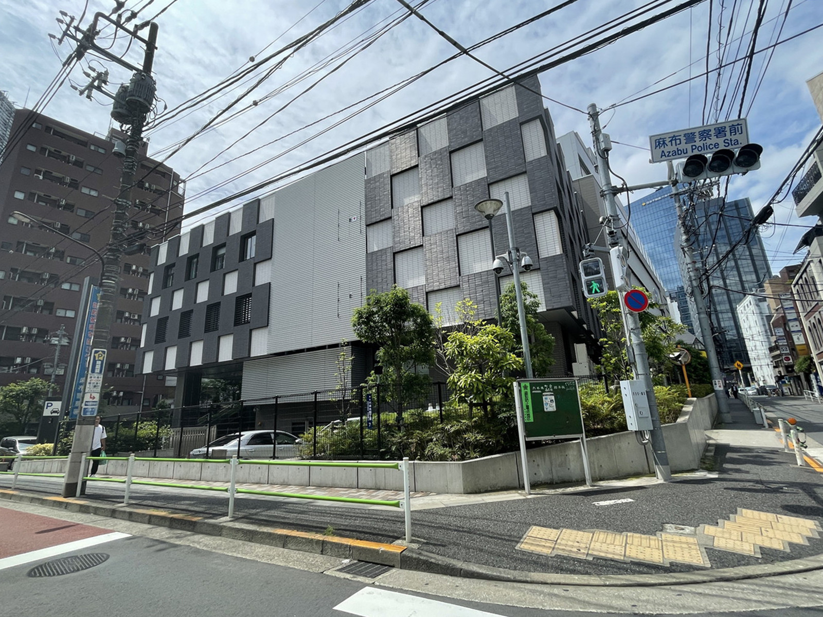 向かいの麻布警察署