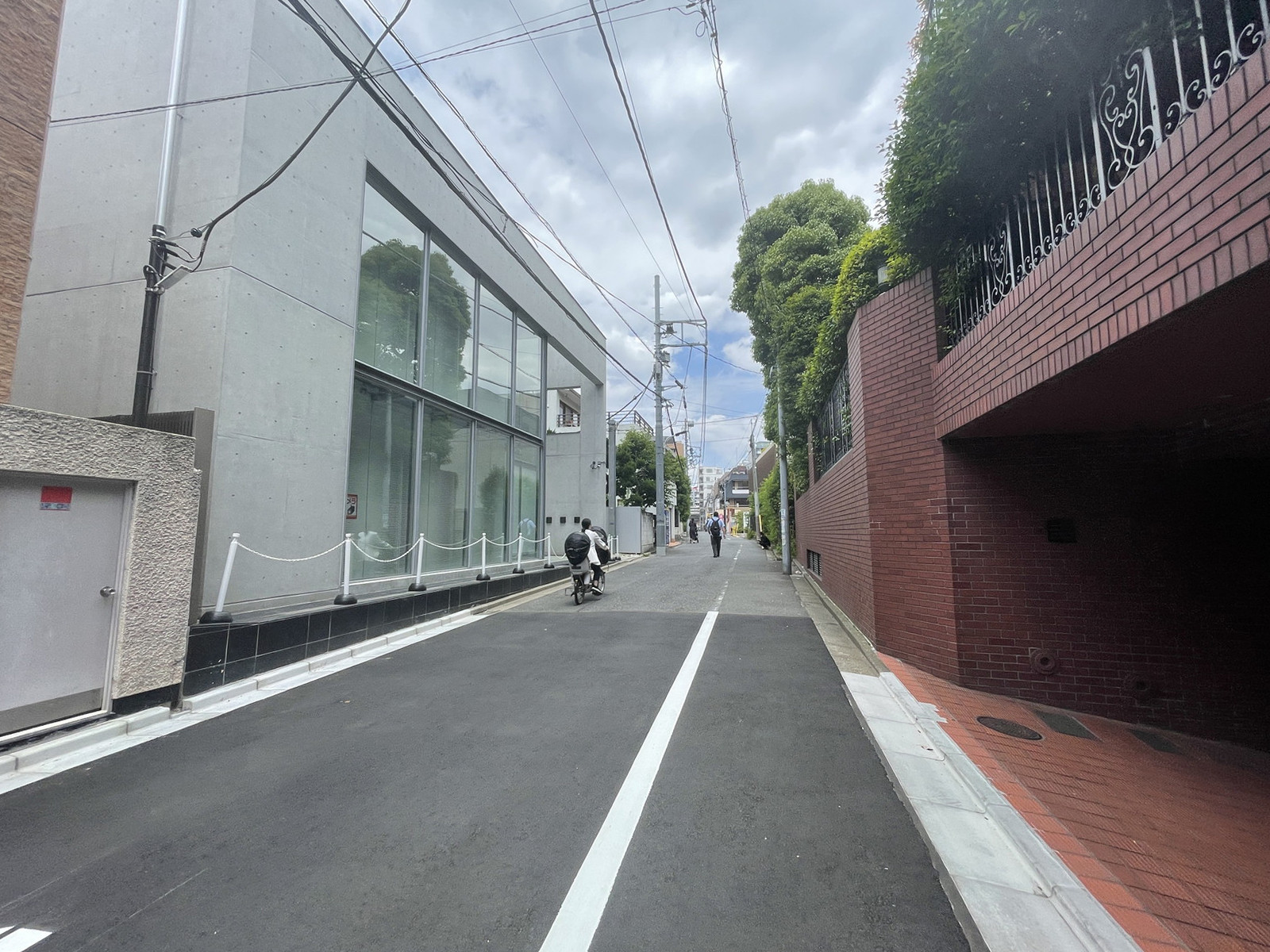 ビクトリノックスアネックスビル前面の通り