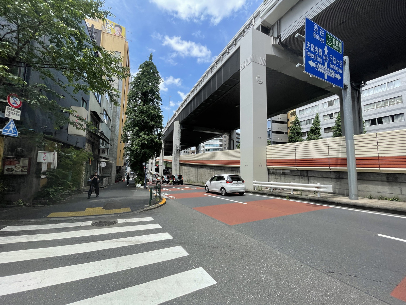付近の六本木通り
