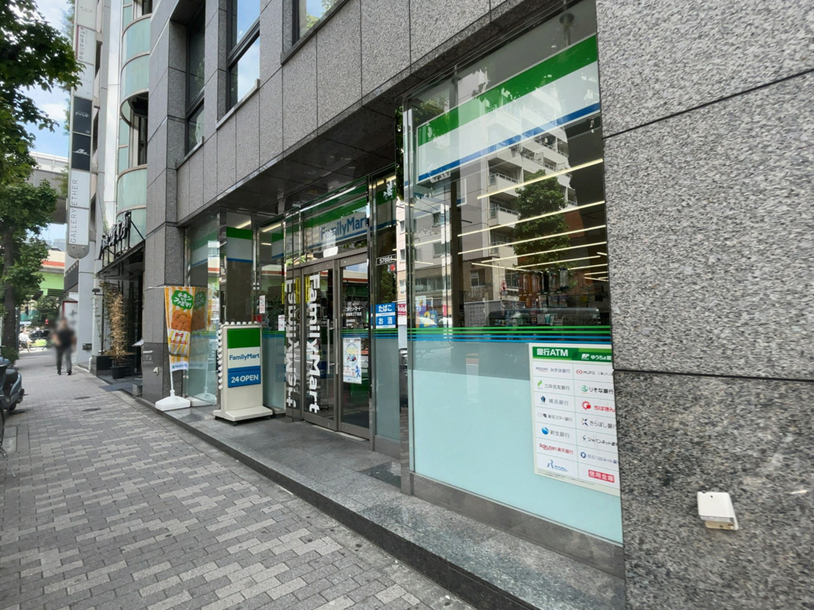 徒歩5分のファミリーマート西麻布3丁目店