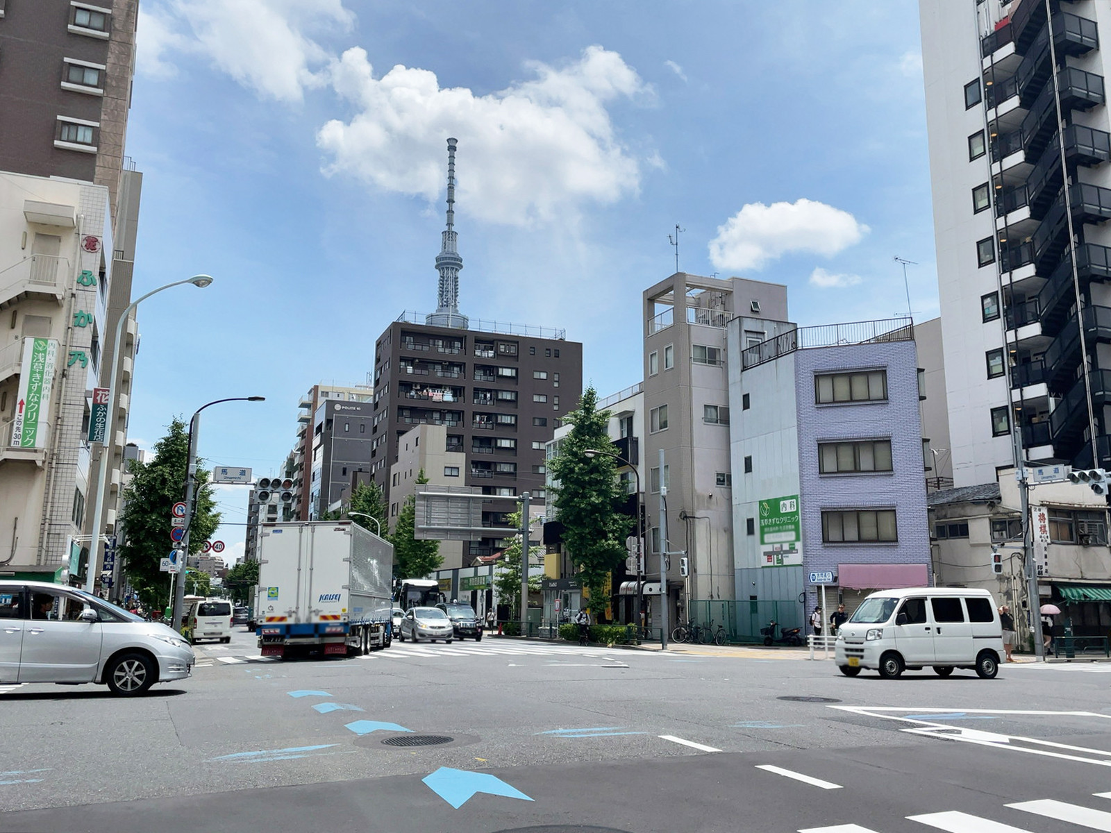秋山ビル前面の言問通り