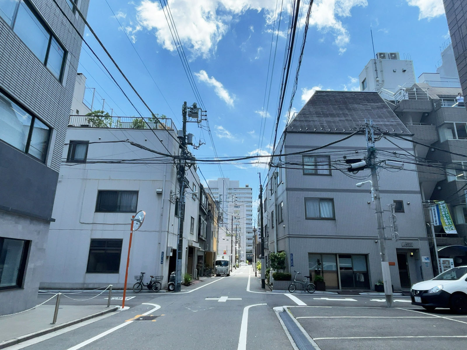 アサヒビル前面の通り