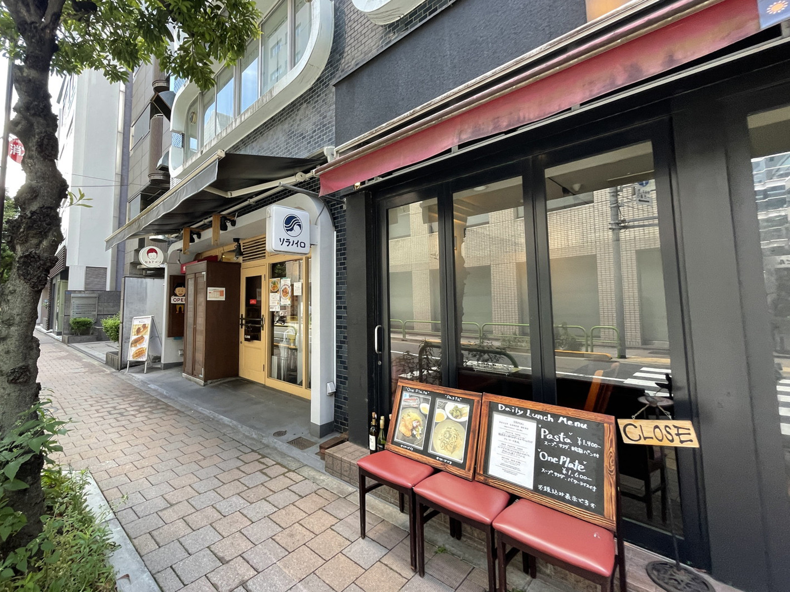 徒歩圏内には飲食店が点在