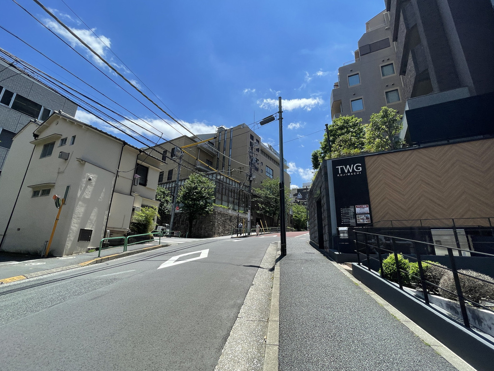 TWG麹町ビル前面の通り