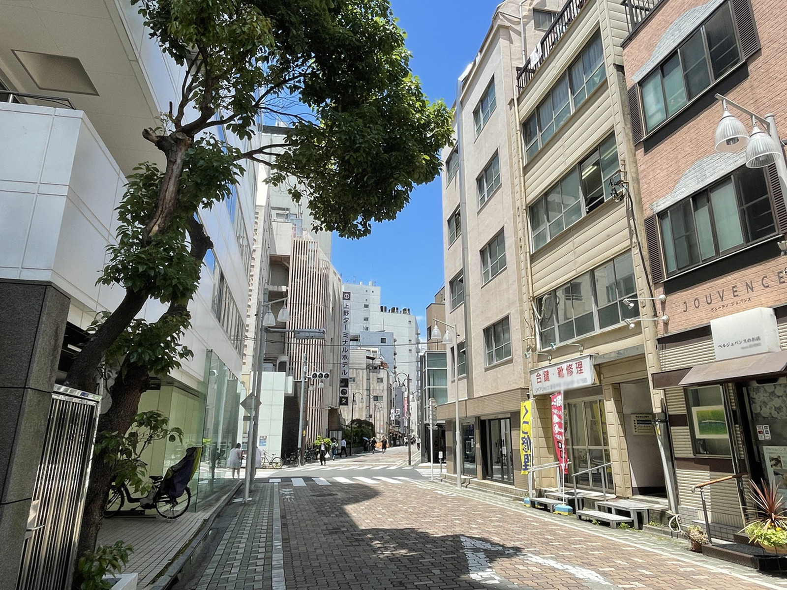 AYビル前面の通り