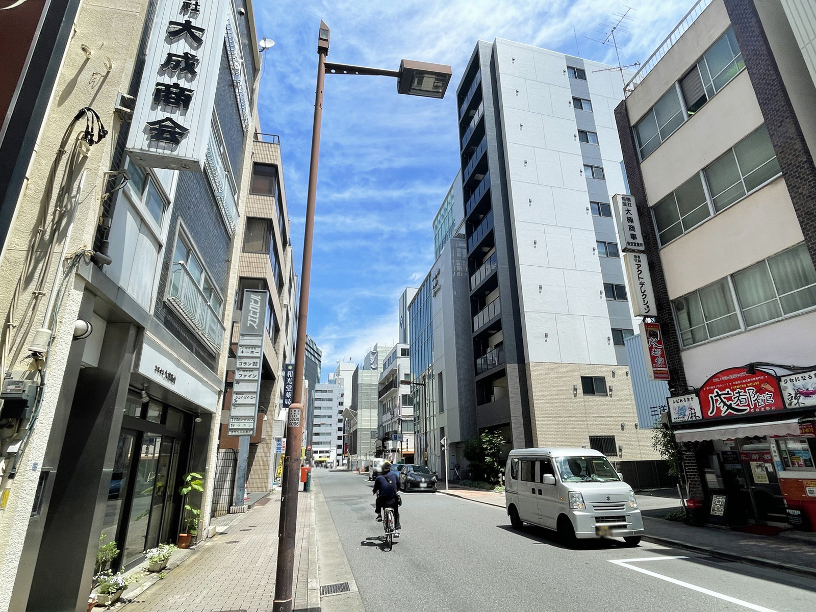 ウエノエストビル前面の通り