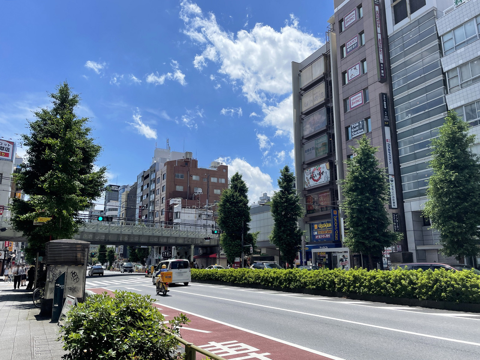 浅草橋東口ビル前面の江戸通り