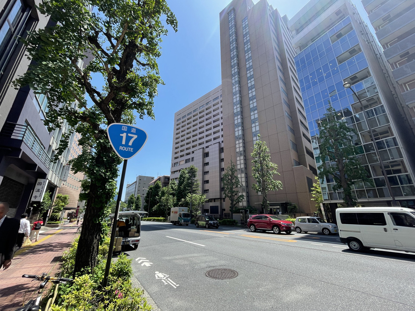 おむろビル前面の本郷通