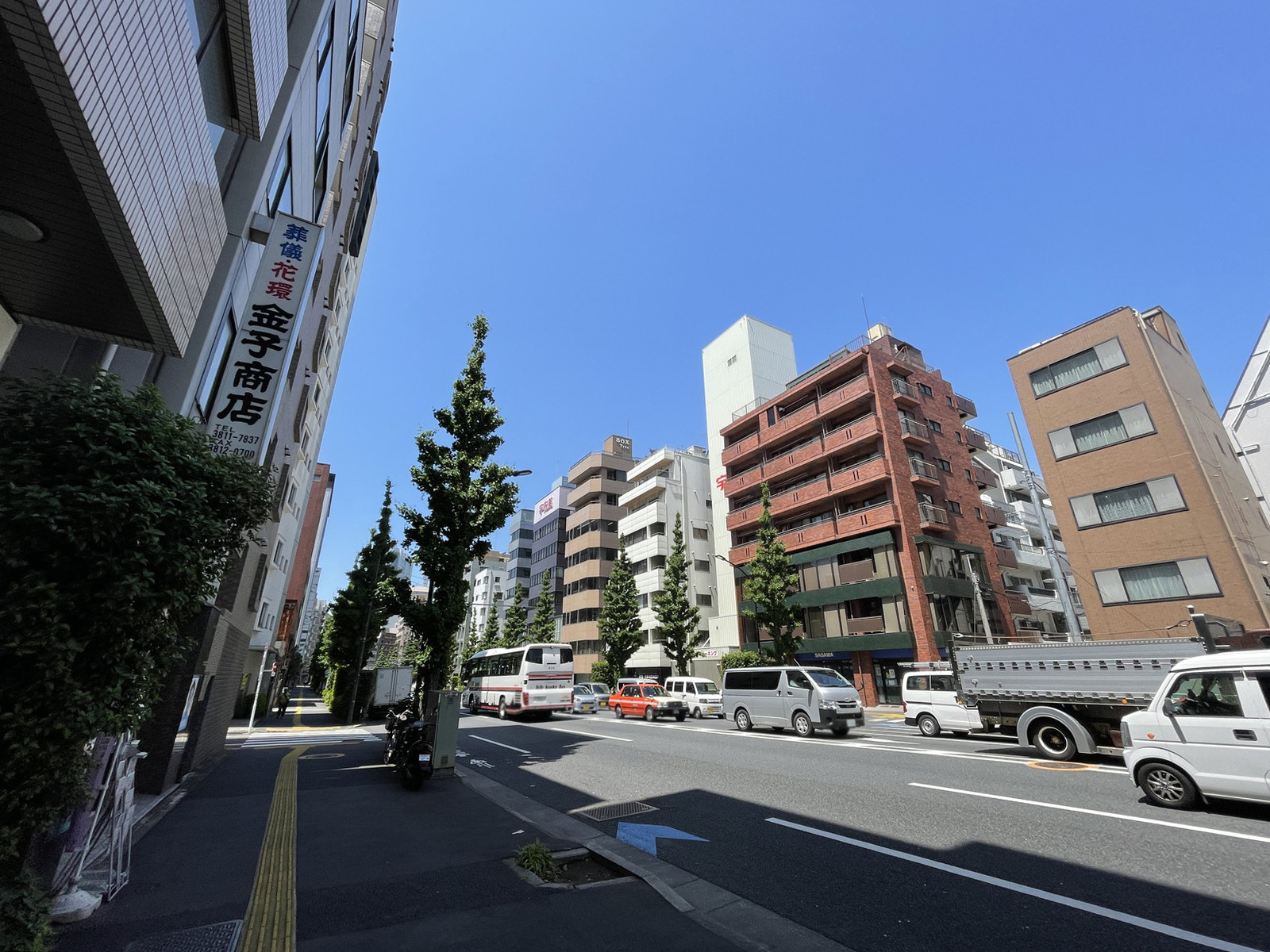 長嶋ビル前面の壱岐坂通り