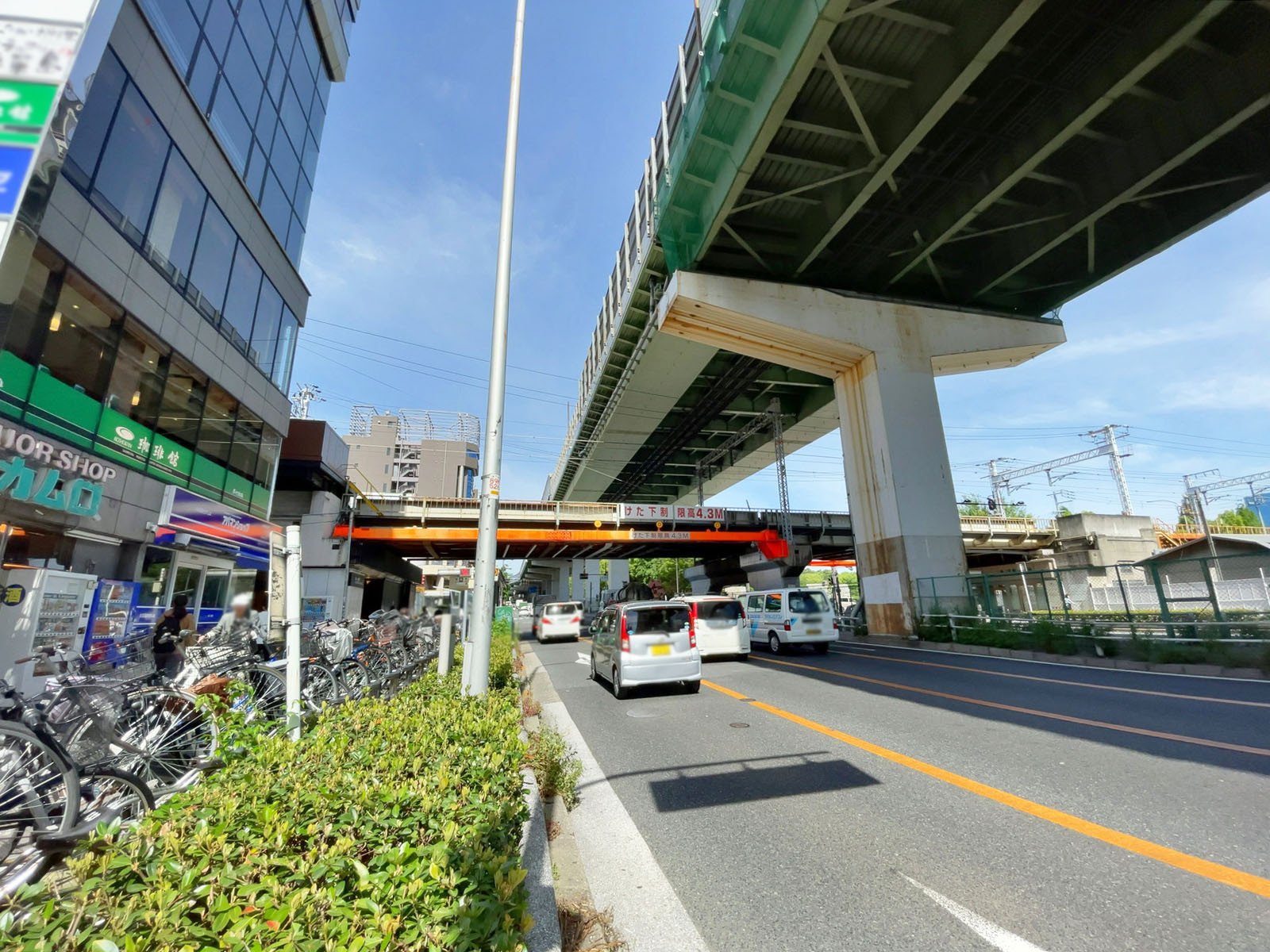 岡室ビル前面の通り