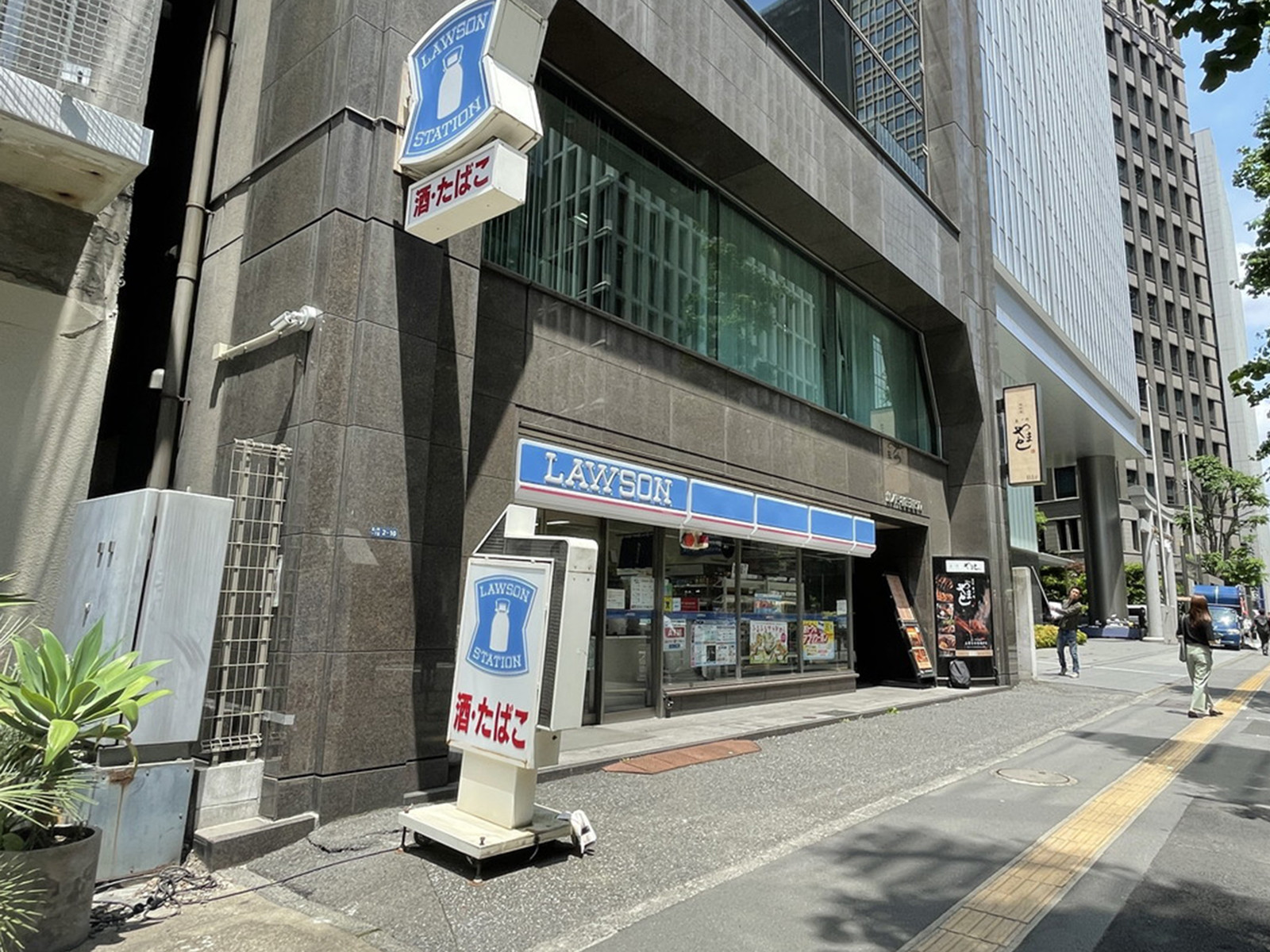 徒歩2分のローソン虎ノ門駅南店
