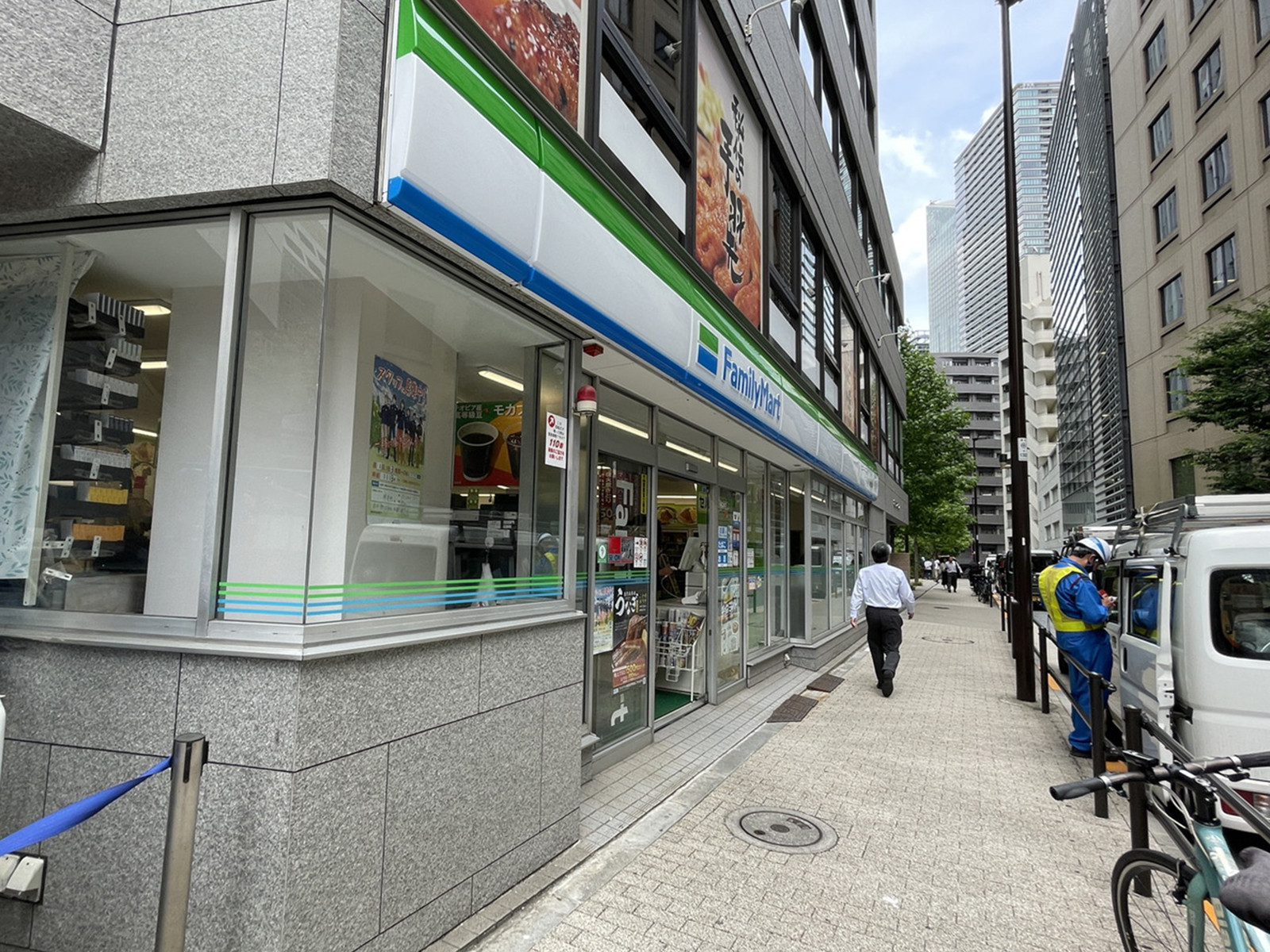 徒歩1分のファミリーマート神谷町店