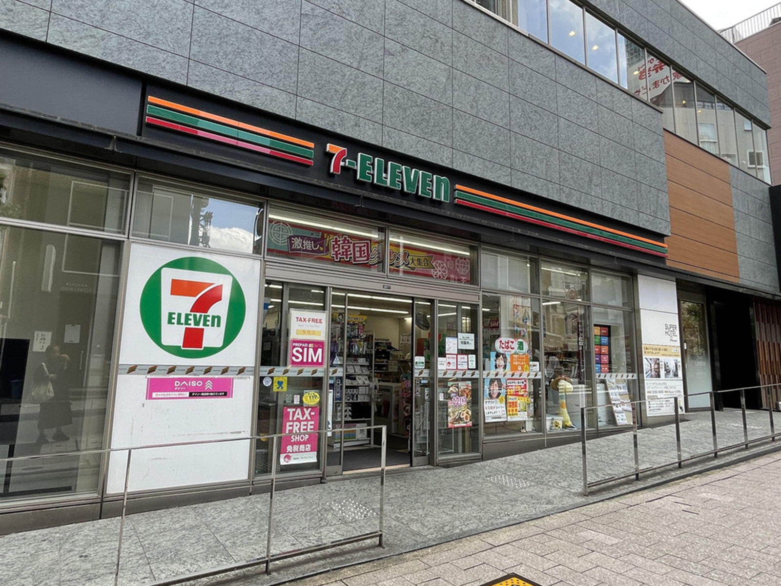 徒歩3分のセブンイレブン赤坂3丁目一ツ木通り店