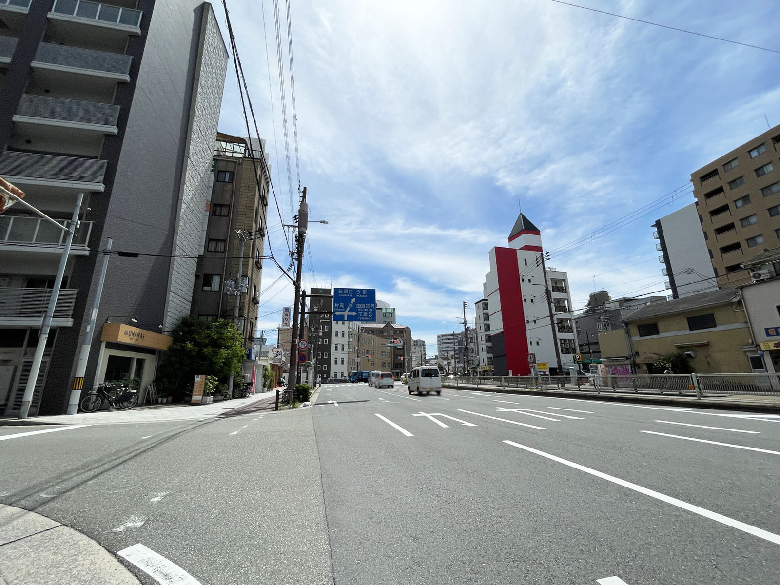 毎日東ビル前面の通り