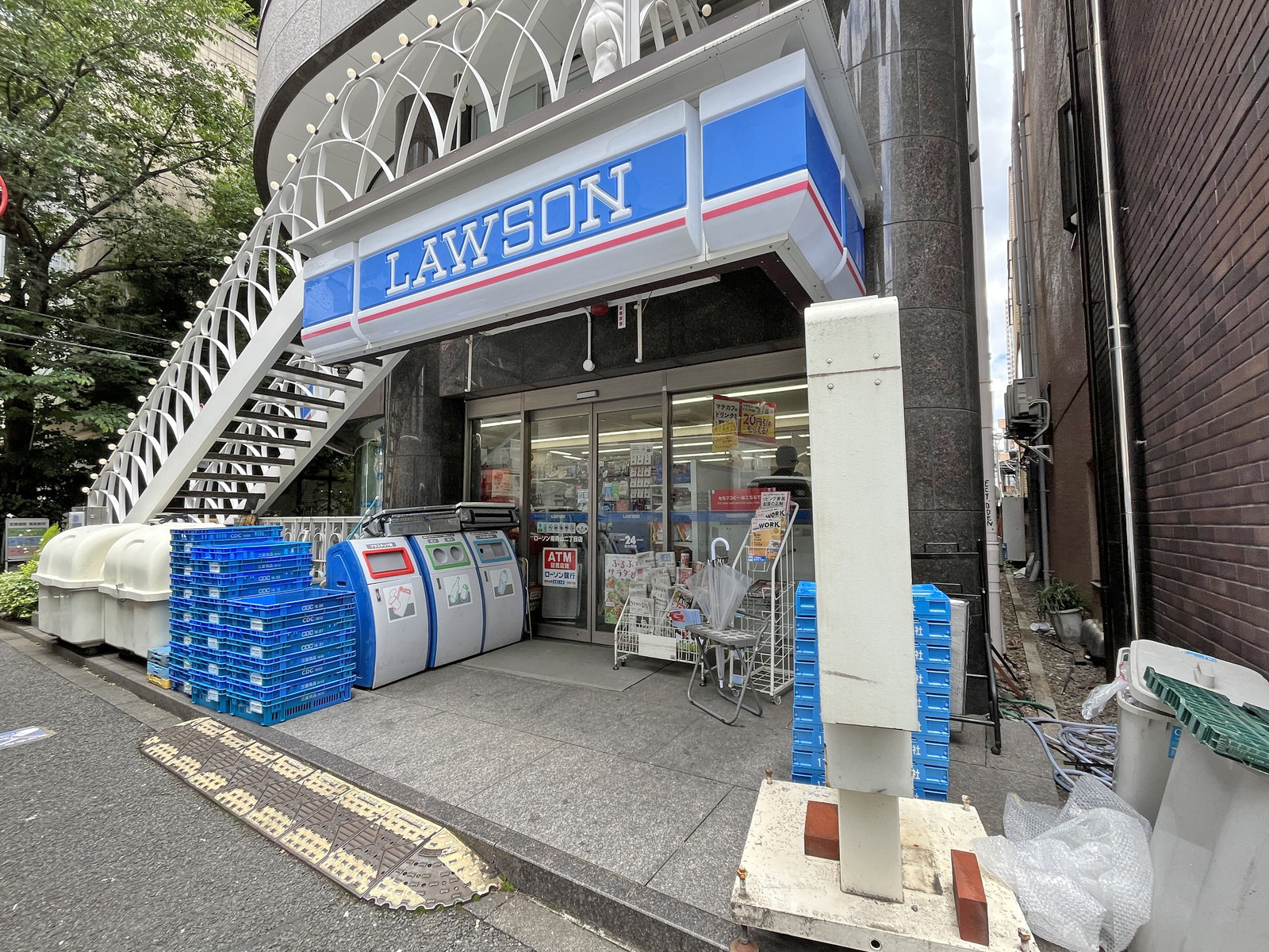 徒歩3分のローソン南青山二丁目店