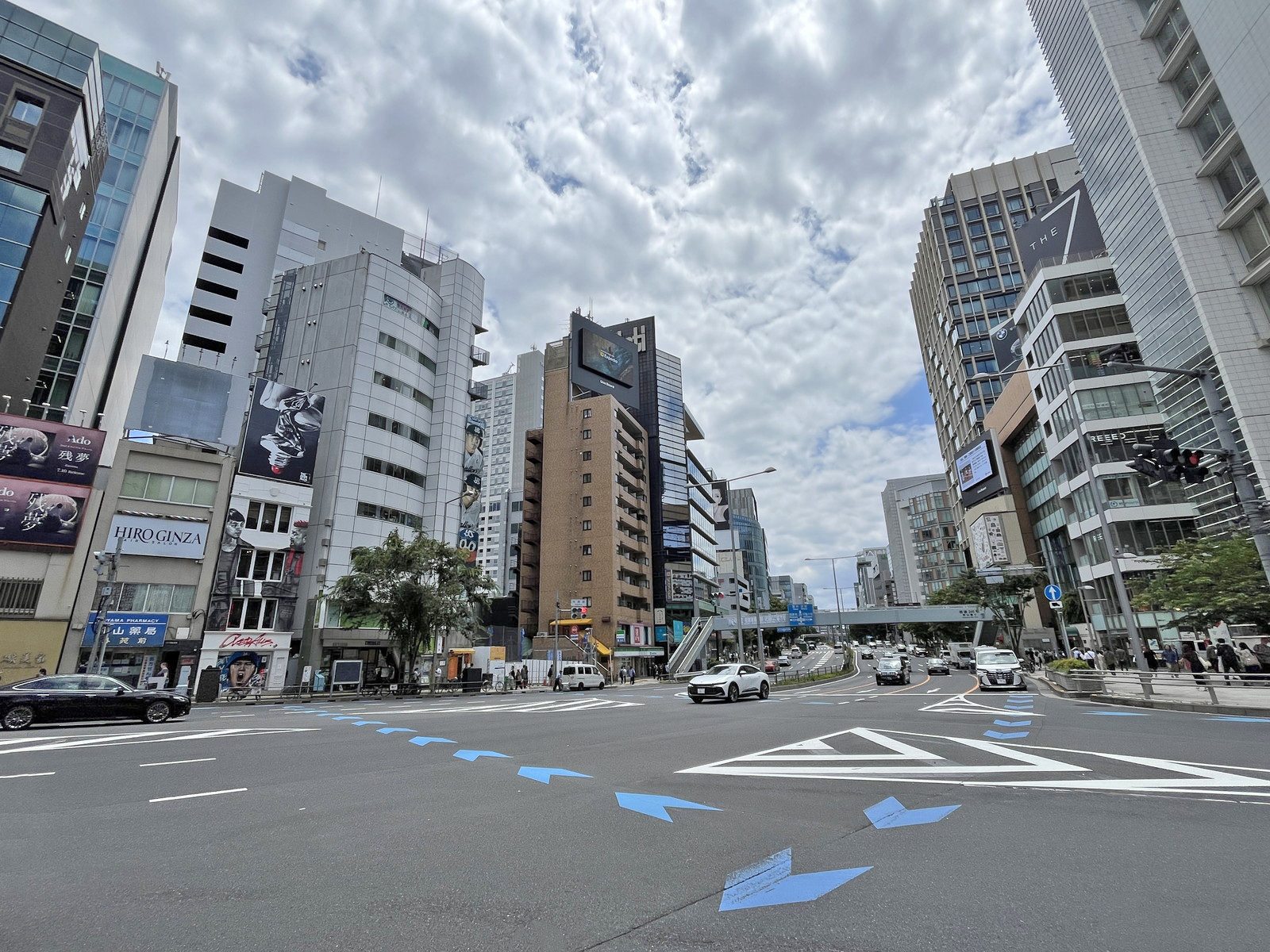 VORT外苑前1前面の青山通り