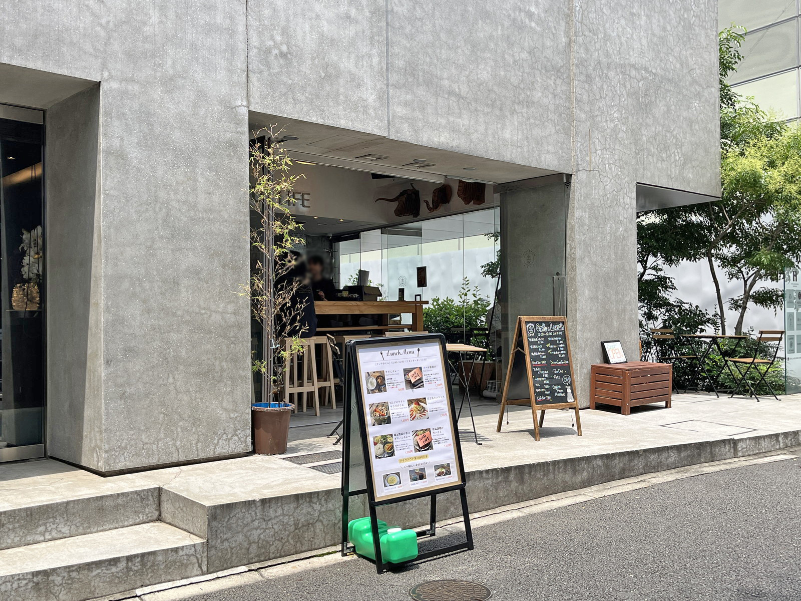 徒歩2分のBar&Restaurant COCONOMA