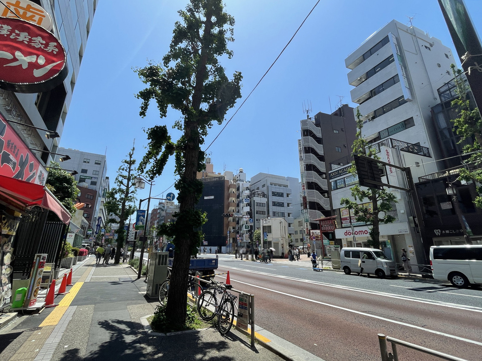 Design Place α前面の本郷通り