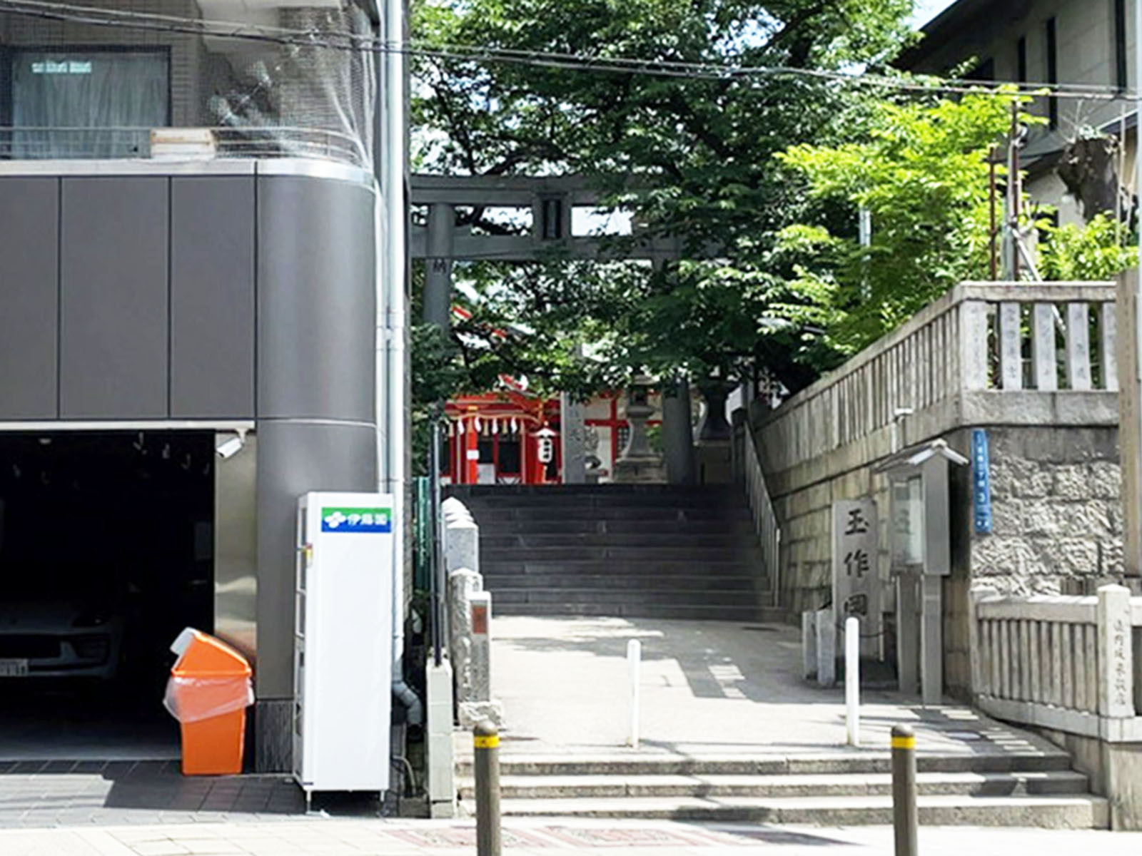 近くの玉造稲荷神社