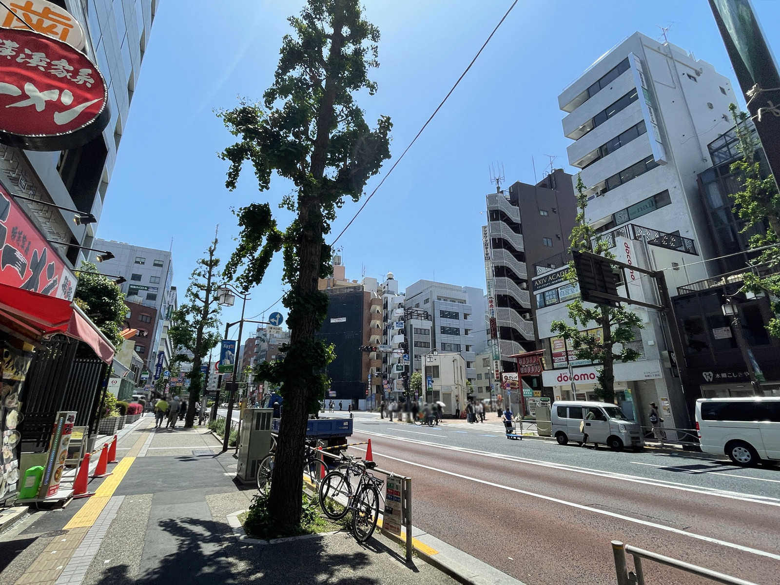 本郷4丁目アトラスビル前面の本郷通り