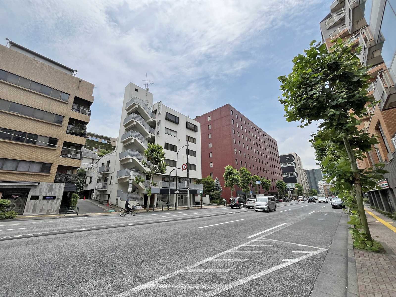 井筒西麻布ビル前面の外苑西通り