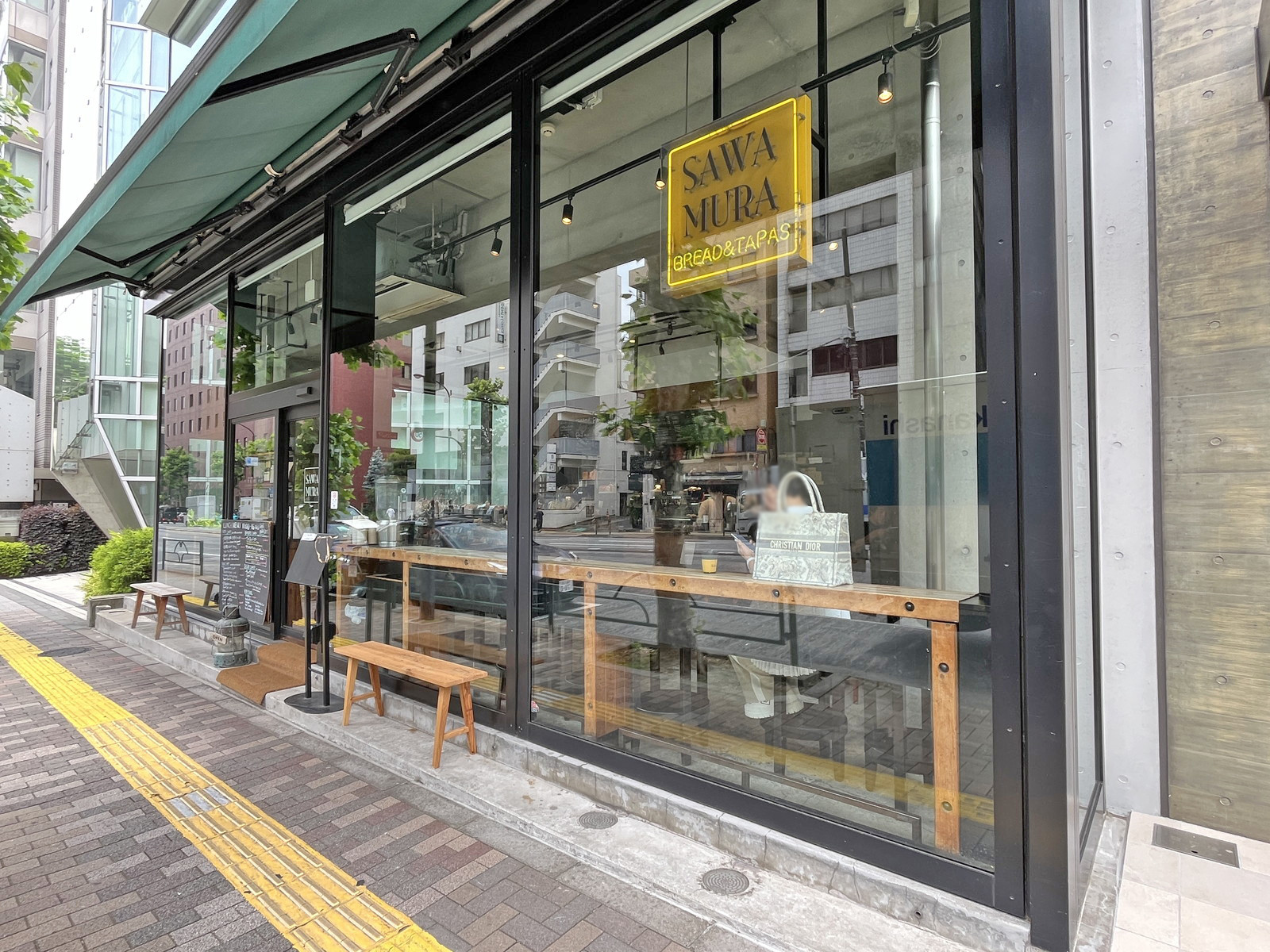 向かいの通りのブレッド＆タパス沢村 広尾店